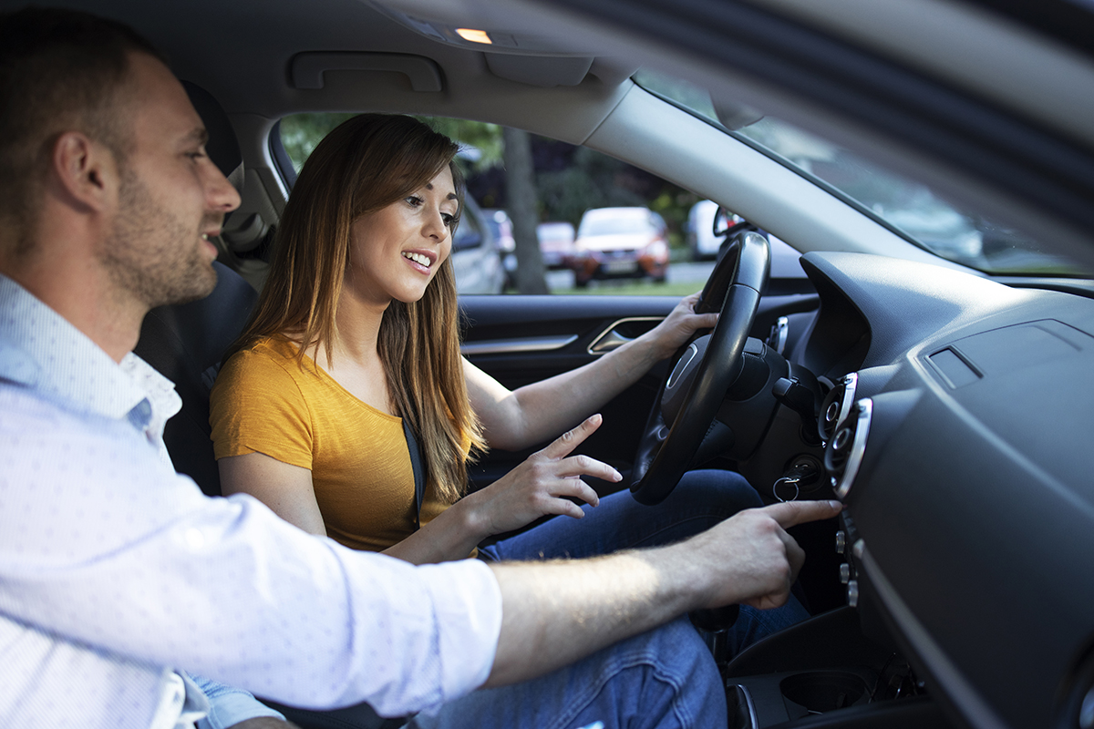 Femme apprenant a conduire